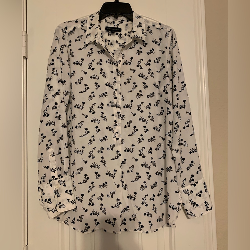 LIKE NEW Banana Republic White w/Navy Flowers Long Sleeve Button Up l Medium